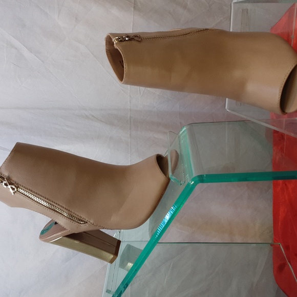 Shoes - Picture 1 of 3